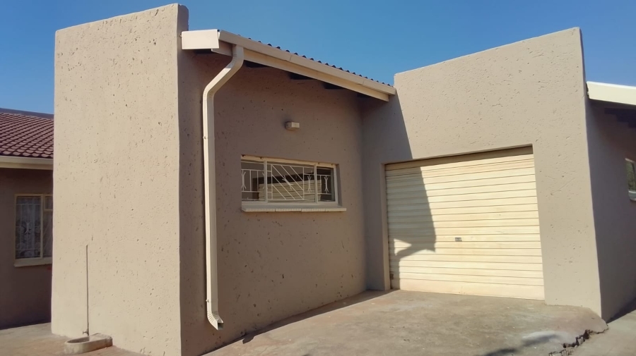 To Let 4 Bedroom Property for Rent in Geelhoutpark North West